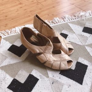 Tan sandals from EVERYBODY by BZ MODA